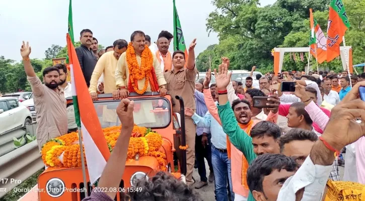 गोरखपुर : नव निर्वाचित एमएलसी डॉ. धर्मेन्द्र सिंह का हुआ ऐतिहासिक स्वागत