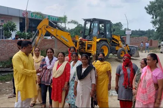 बरेली: बिल्डर ने नाले को किया बंद, लोगों के विरोध के बाद नगर निगम ने खुलवाया
