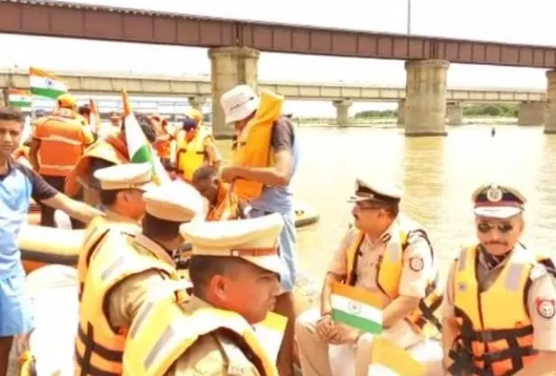 बरेली: रामगंगा में निकली तिरंगा यात्रा, लगे भारत माता की जय के नारे