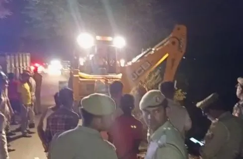 बरेली: बीसलपुर से कछला जा रहे कांवड़ियों की गाड़ी का पहिया दलदल मिट्टी में फंसा, डीजे संचालक गंभीर रूप से घायल