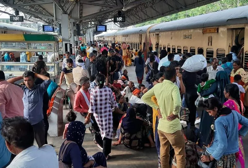 रेलवे ट्रैक पर ट्रक गिरने से ट्रेनें हुईं डायवर्ट, बरेली जंक्शन पर यात्री हुए परेशान