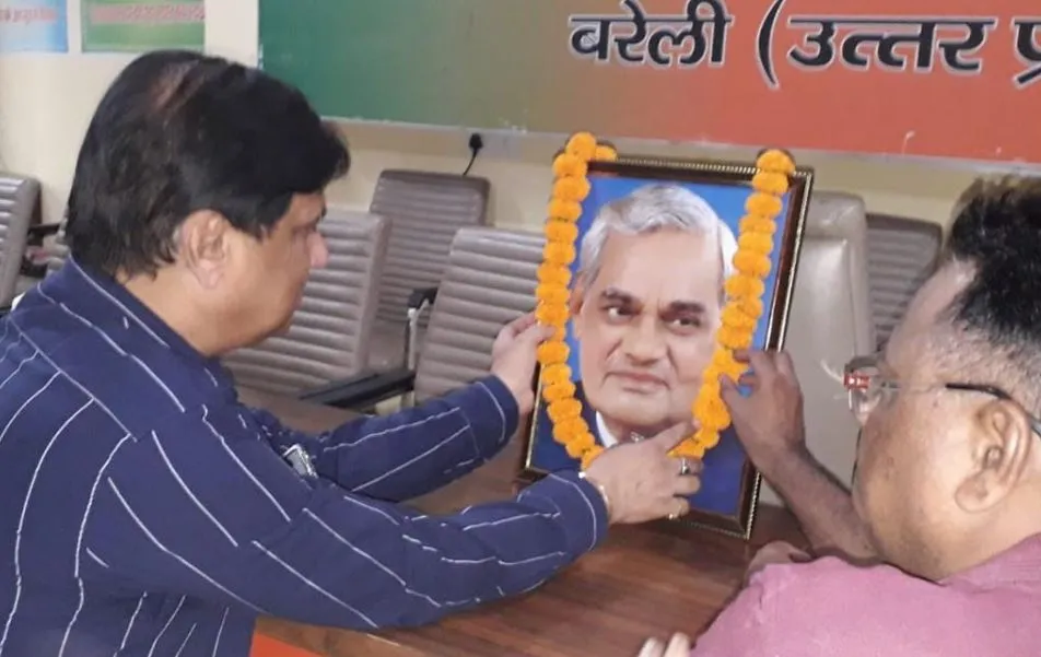 बरेली: बीजेपी महानगर अध्यक्ष ने पूर्व पीएम अटल बिहारी वाजपेयी की पुण्यतिथि पर दी श्रद्धांजलि
