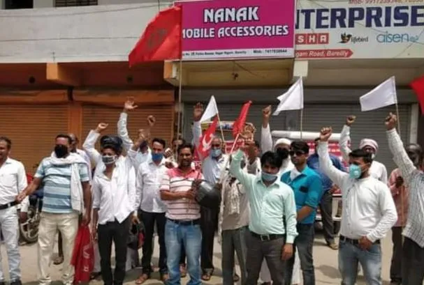 बरेली: मजदूर यूनियनों ने किया धरना प्रदर्शन, प्रशासनिक अधिकारियों को सौंपा ज्ञापन