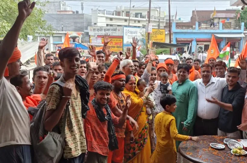 बरेली: हॉस्पिटल की ओर से कांवड़ियों का किया गया स्वागत