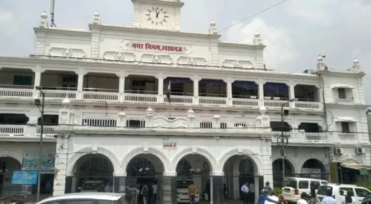 लखनऊ : नगर निगम के कर्मचारियों को आये दिन रहता है वेतन का संकट, जानें वजह