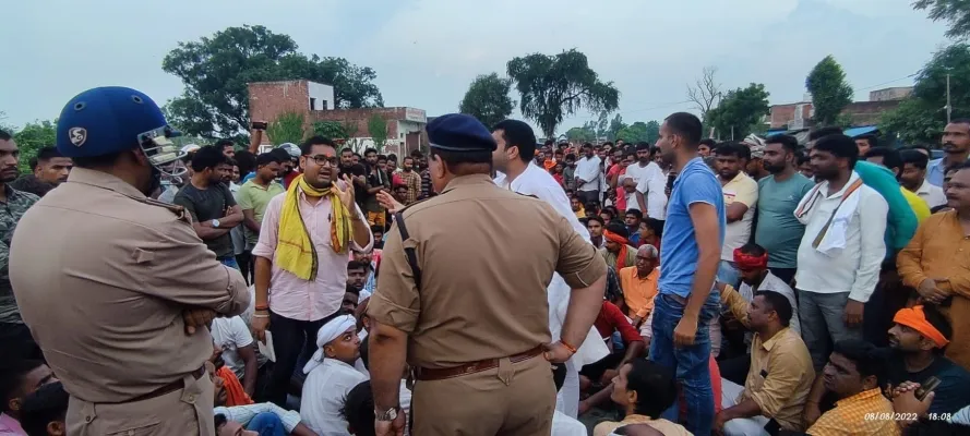 अयोध्या : घायल युवती की इलाज के दौरान मौत, आक्रोशित लोगों ने सड़क जाम कर मांगा न्याय