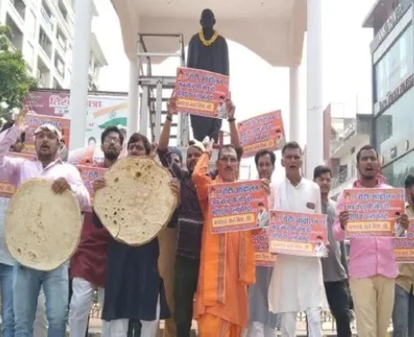 वाराणसी: महंगाई पर नहीं देखा होगा ऐसा प्रदर्शन, जानिये पूरी खबर