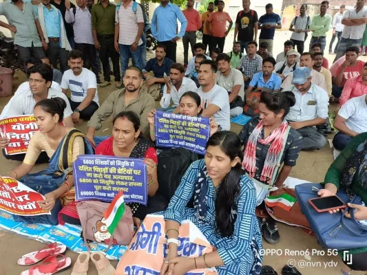 लखनऊ : नियुक्ति पाने के लिए अभ्यर्थियों ने किया निदेशालय पर प्रदर्शन, पुलिस ने पहुंचाया इको गार्डन