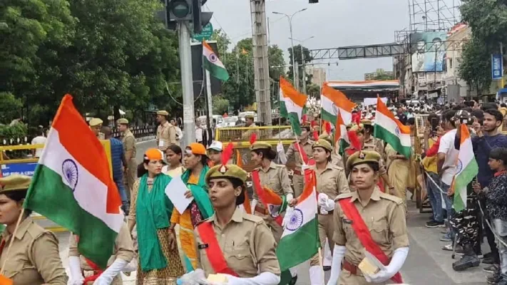 लखनऊ : 15 अगस्त पर लोगों में दिखा गजब का उत्साह, कहा- इस बार का स्वतंत्रता दिवस सबसे खास