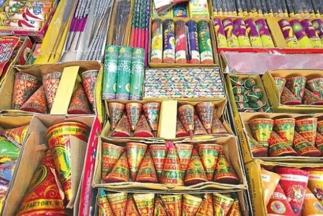 बरेली: थोक पटाखा कारोबारियों की मुश्किलें बढ़ीं, दुकानें खाली करने को दूसरा नोटिस जारी
