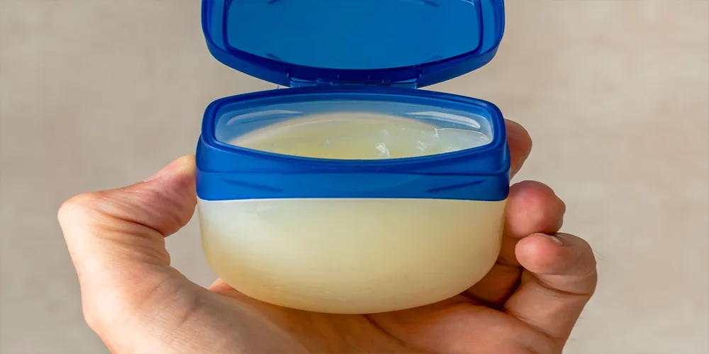 Petroleum Jelly: बालो को लम्बा करने के लिए लगाए पेट्रालियम जेली, होगा असरदार