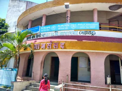 हिवरेबाजार मध्ये जमिनीवरून भावकीत वाद - land dispute in hivrebajar village - Maharashtra Times