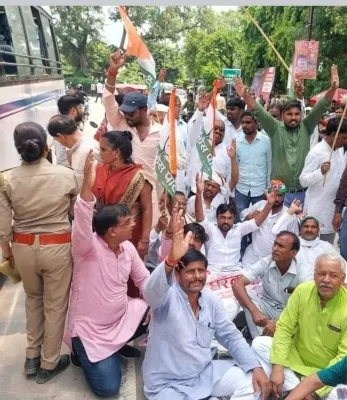 अयोध्या : महंगाई और भ्रष्टाचार के खिलाफ सड़क पर उतरे कांग्रेसी, किया जोरदार प्रदर्शन