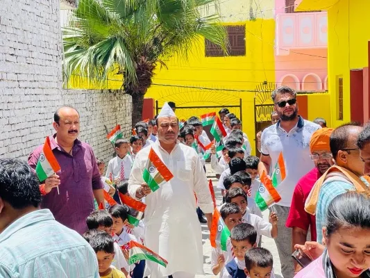 बाराबंकी : शिक्षकों ने बताया तिरंगे का महत्त्व, सुनाई बलिदान की कहानी