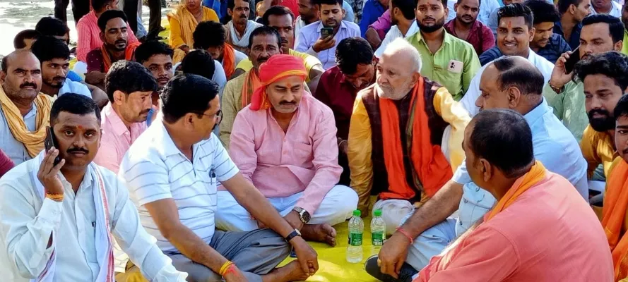 बाराबंकी : तिरंगा रैली के दौरान लगे थे हिंदुस्तान मुर्दाबाद के नारे, पूर्व विधायक के धरना देने पर मिला कार्रवाई का आश्वासन
