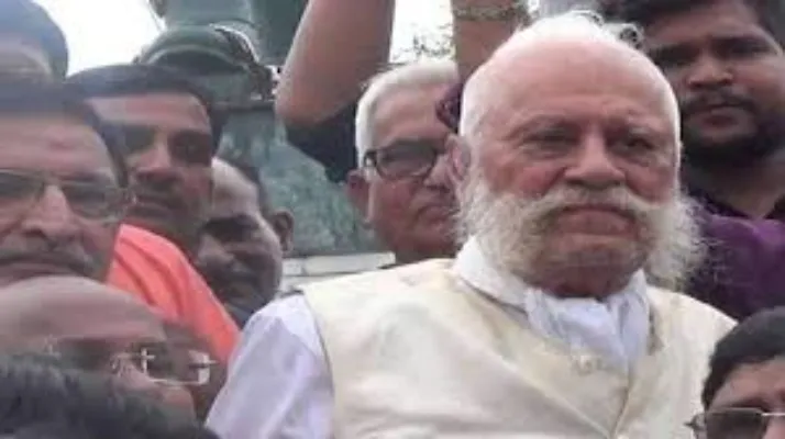 प्रतापगढ़ : हाउस अरेस्ट किये गए राजा भैया के पिता, समर्थकों के साथ दे रहे थे धरना