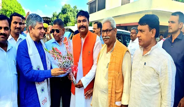 बिजनौर : केंद्रीय रेल मंत्री अश्विनी वैष्णव ने किया धामपुर रेलवे स्टेशन का निरीक्षण