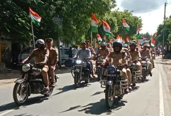इटावा : पुलिसकर्मियों ने बाइक पर निकाली तिरंगा रैली