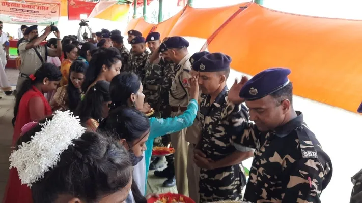 गोरखपुर : एसएसबी रिक्रूटमेंट सेंटर पर बहनों ने बांधा सैनिक भाइयों को रक्षासूत्र