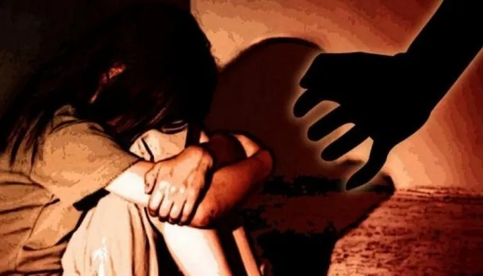 गोरखपुर : बच्ची से दुष्कर्म के आरोपी पर नहीं हो रही कार्रवाई, भटकने को मजबूर हैं परिजन