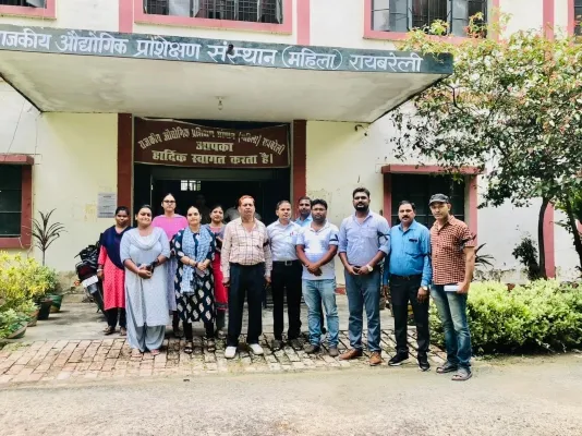 रायबरेली : आईटीआई  कर्मचारियों ने काला फीता बांधकर किया प्रदर्शन, जानें क्या हैं उनकी मांगे