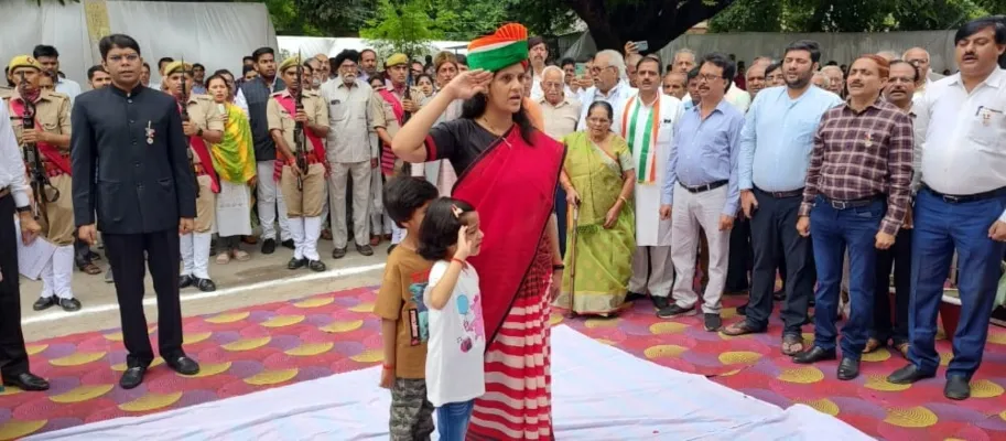 रायबरेली : डीएम ने ध्वजारोहण कर दिया कर्तव्यों का निर्वहन करने का सन्देश