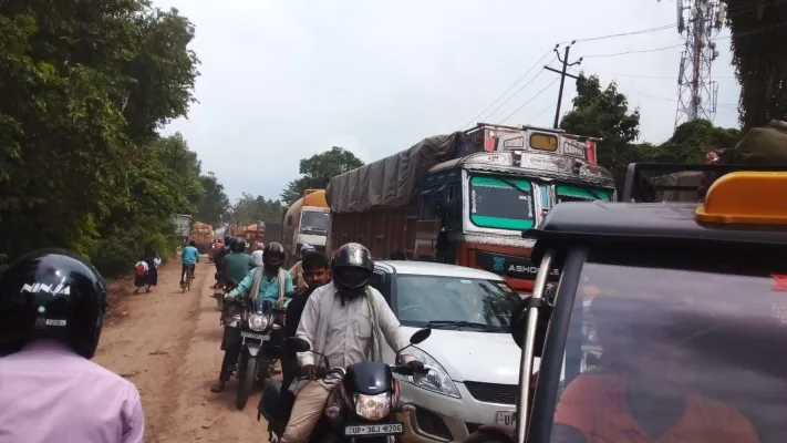 रायबरेली: सड़क पर फंसा ट्रक, कई घंटे जाम हुआ रायबरेली-अयोध्या राजमार्ग