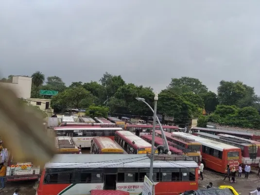 बाराबंकी: 6 घंटे थमे रहे बसों के पहिये, भटकते रहे यात्री, जानें क्या है पूरा मामला