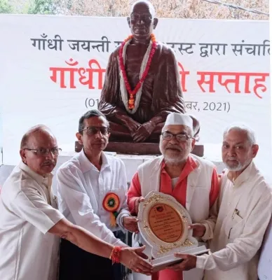 बाराबंकी : “यूपी का गांधी’ सम्मान से नवाजे गए राजनाथ शर्मा