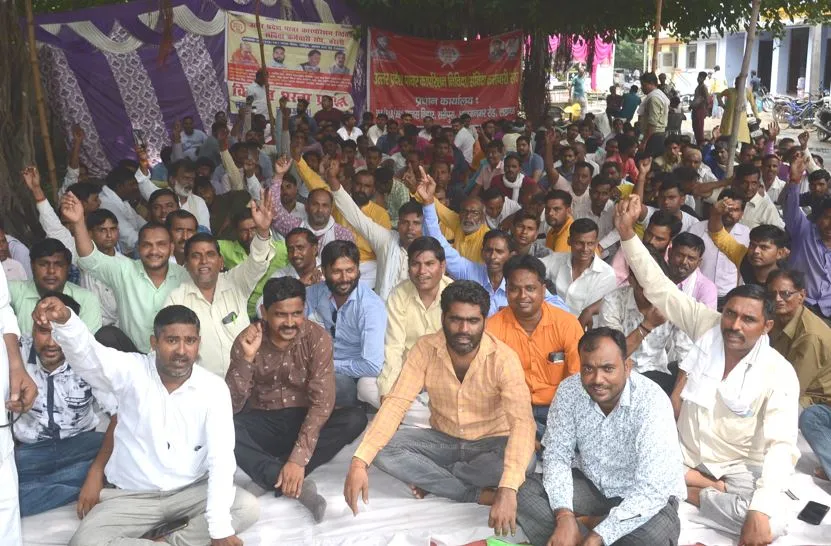 बरेली: संविदा कर्मचारियों का मुख्य अभियंता कार्यालय पर धरना, लंबे समय से लंबित पड़ी मांगों के पूरा नहीं होने पर की नारेबाजी