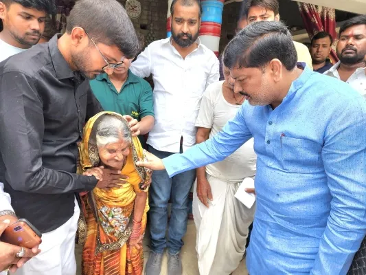 अयोध्या : पूर्व मंत्री ने मृतक युवती के परिवार को दी आर्थिक सहायता