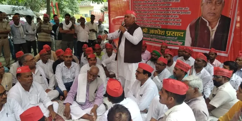 अयोध्या: किसानों की समस्याओं को लेकर सपा ने किया प्रदर्शन, एसडीएम को सौंपा ज्ञापन