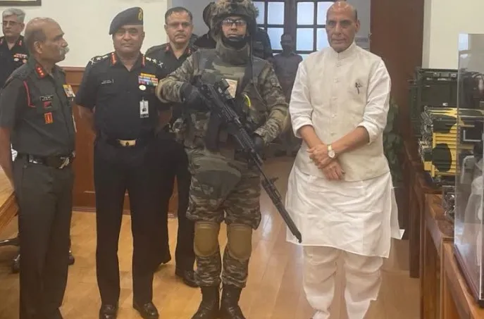 राजनाथ ने सेना को सौंपे अत्याधुनिक स्वदेशी रक्षा उपकरण और हथियार