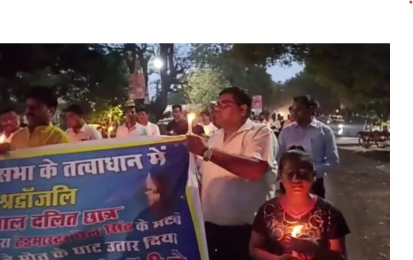 पीलीभीत: दलित की हत्या के विरोध में निकाला कैंडल मार्च, दोषियों को फांसी की मांग