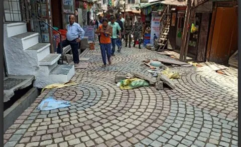 नैनीताल: तल्लीताल बाजार में सौंदर्यीकरण के कार्य में देरी पर नाराजगी, जिलाधिकारी से मिले सभासद