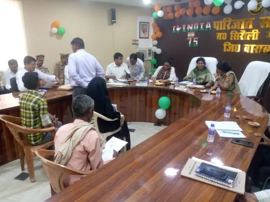 बाराबंकी : समाधान दिवस पर हुई नई शुरुआत, कुर्सियों पर बैठकर फरियादियों ने बताई समस्याएं