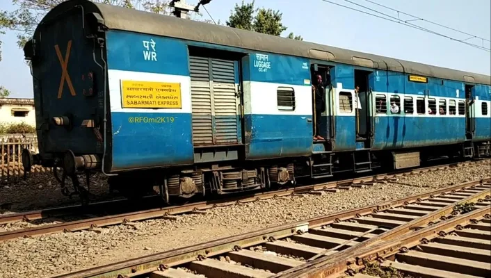 आजमगढ़: तकनीकी खराबी से साबरमती एक्सप्रेस की बोगी से निकला धुआं, यात्रियों में मचा हड़कंप
