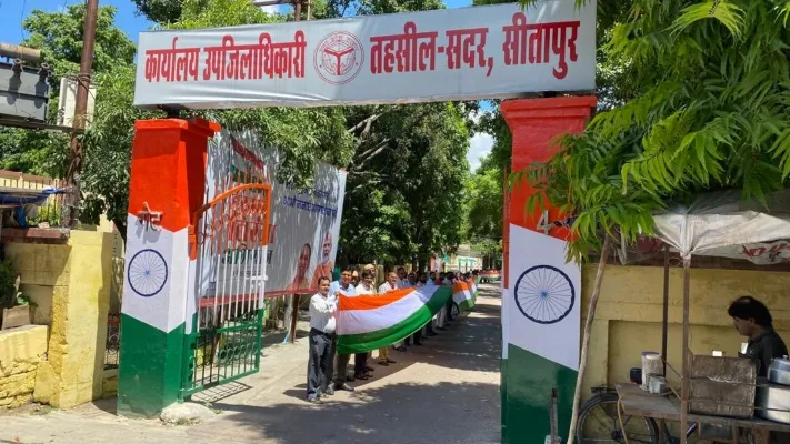 सीतापुर : सदर तहसील में लहराया 120 मीटर लंबा तिरंगा