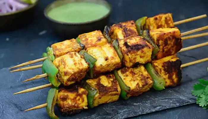 तीखा खाने के हैं शौकीन, तो घर पर झटपट बनाएं Spicy Paneer Tikka, स्वाद से जीते सभी का दिल