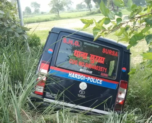 हरदोई : खाईं में गिरी पुलिस की गाड़ी, बाल-बाल बचे जवान