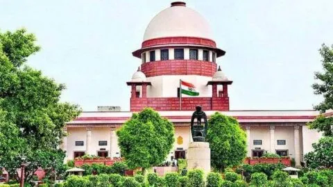 सुप्रीम कोर्ट का शिवसेना विवाद पर बड़ा फैसला, मामला पांच जजों की सविंधान पीठ को सौंपा