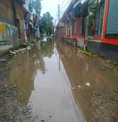 अयोध्या : बारिश में तालाब बन जाती है सड़क, आंखे मूंदकर बैठे जिम्मेदार