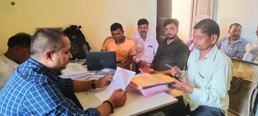 अयोध्या : सचिवों को खाद की नकद बिक्री का पैसा जमा करने के निर्देश