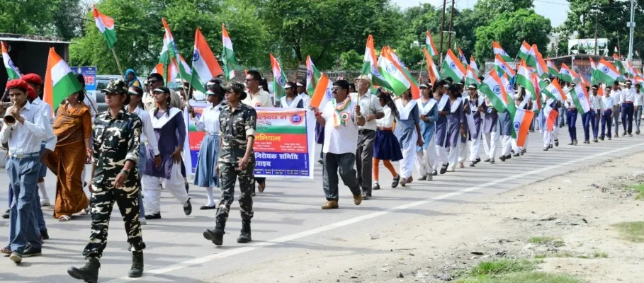 बहराइच : अधिकारियों संग छात्रों ने निकाली तिरंगा यात्रा