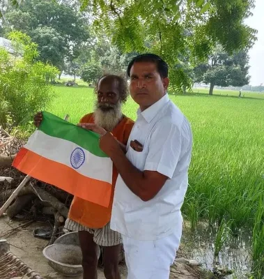 हरदोई : ग्राम प्रधान ने उल्टा कर वितरित किया राष्ट्रध्वज, सोशल मीडिया पर फोटो हुई वायरल