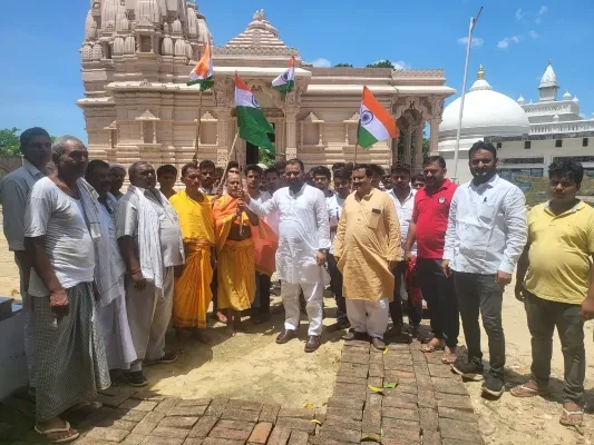 अयोध्या : जैन मंदिर और मदरसे पर शान से लहराया तिरंगा