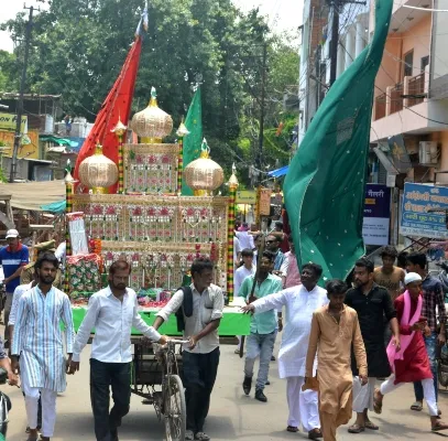 कानपुर : या हुसैन की गूंज के बीच दफन हुए ताजिये, जगह- जगह निकले जुलूस