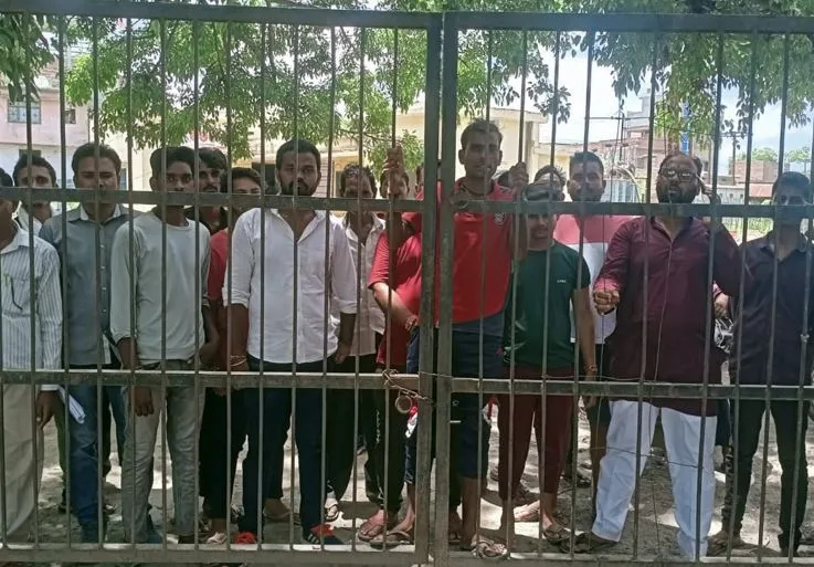 बरेली: बलुपुरा गांव के लोगों ने बिजली घर के मेन गेट पर ठोका ताला