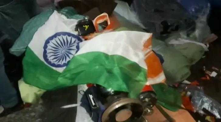 बहराइच: तिरंगे का अस्तर लगा बना रहे थे ड्रेस, डीएम के आदेश पर गोदाम और दुकान को सील करने की तैयारी