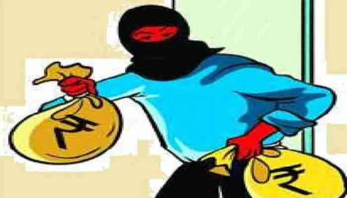 हरदोई : रिटायर्ड फौजी से बैंक के अंदर हो गई 50 हजार की टप्पेबाजी